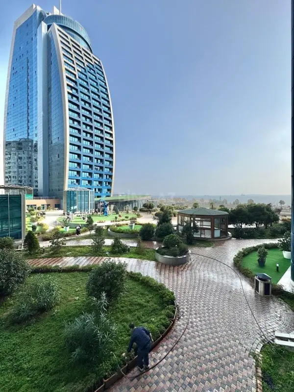 Satılır 4 otaqlı mənzil 290 m²