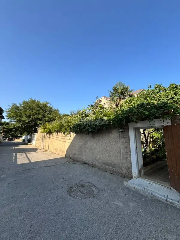 Satılır 8 otaqlı həyət evi 200 m²
