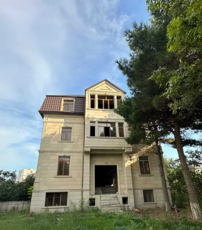 Satılır 10 otaqlı həyət evi 500 m²