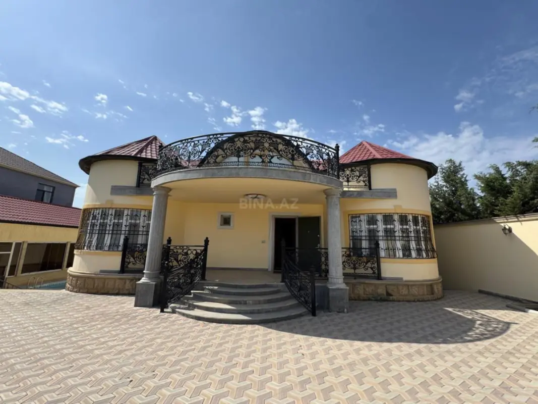 Satılır 8 otaqlı həyət evi 195 m²