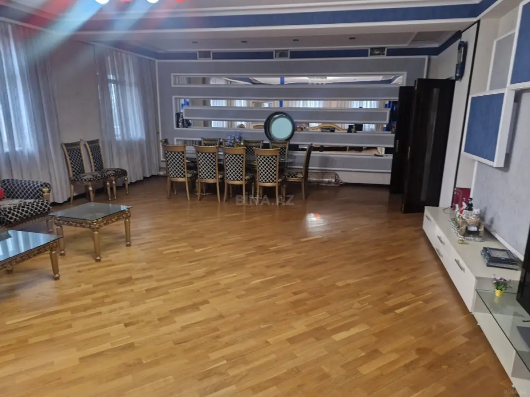 Satılır 4 otaqlı mənzil 240 m²