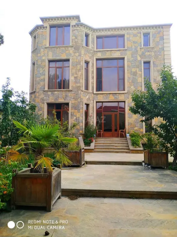 Satılır 10 otaqlı həyət evi 650 m²