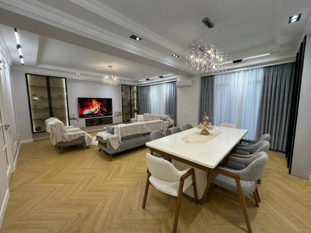 Satılır 5 otaqlı mənzil 250 m²