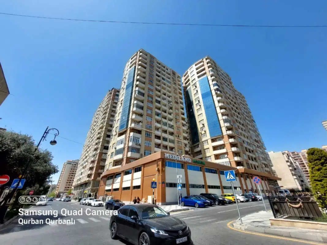 Satılır 3 otaqlı mənzil 130 m²