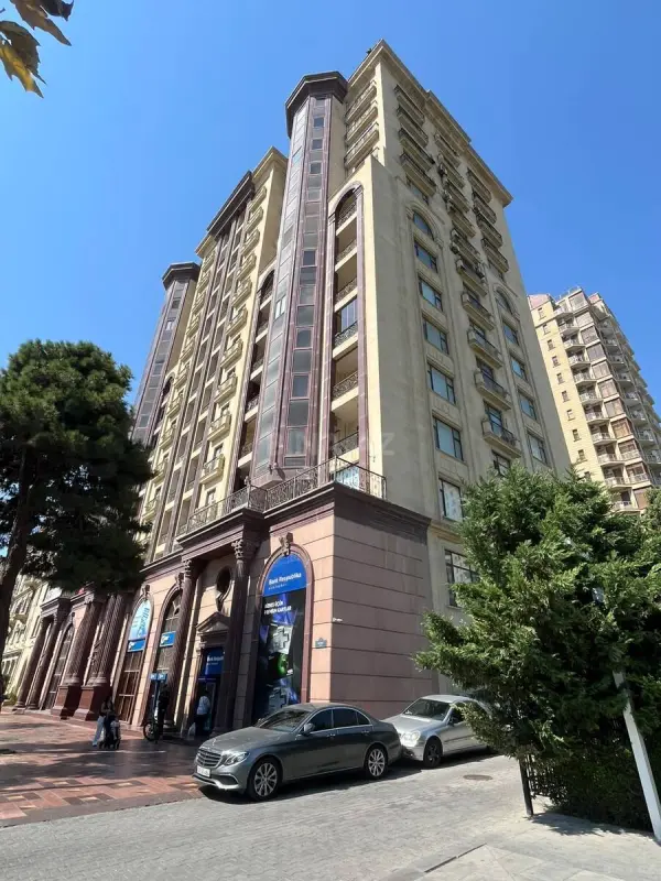 Satılır 3 otaqlı mənzil 145 m²
