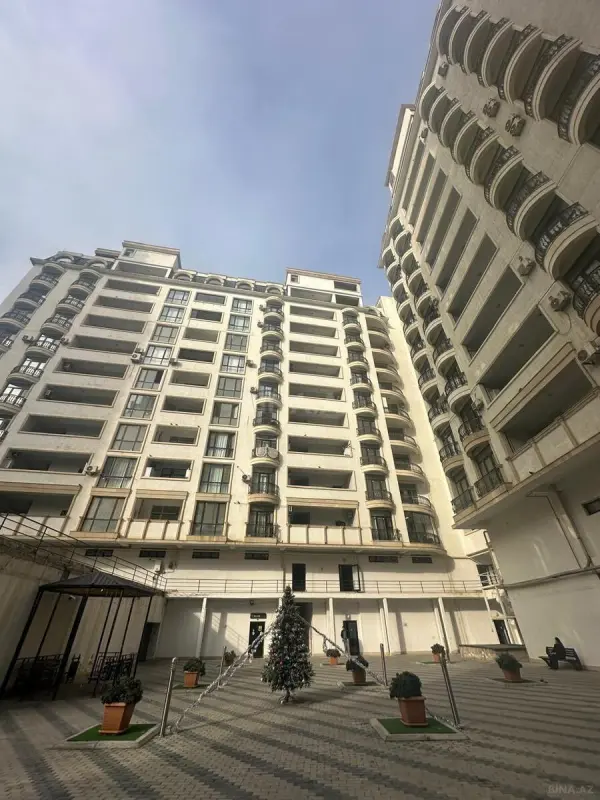 Satılır 5 otaqlı mənzil 250 m²