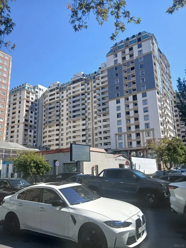 Satılır 5 otaqlı mənzil 320 m²