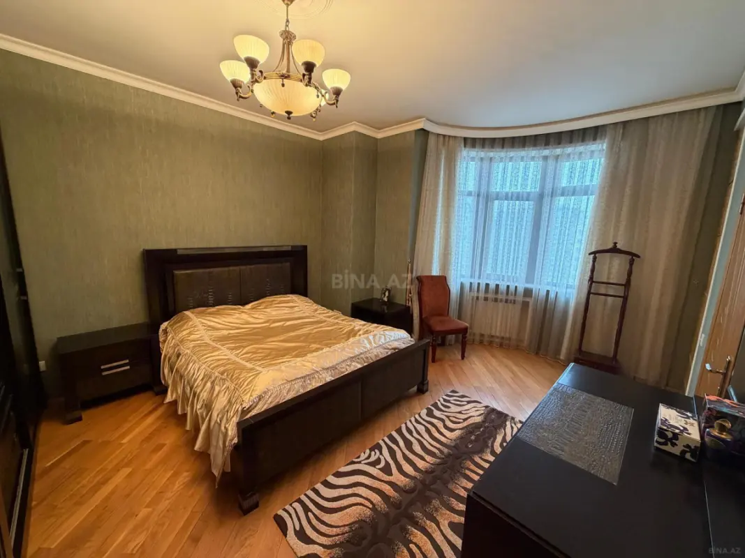 Satılır 4 otaqlı mənzil 186 m²