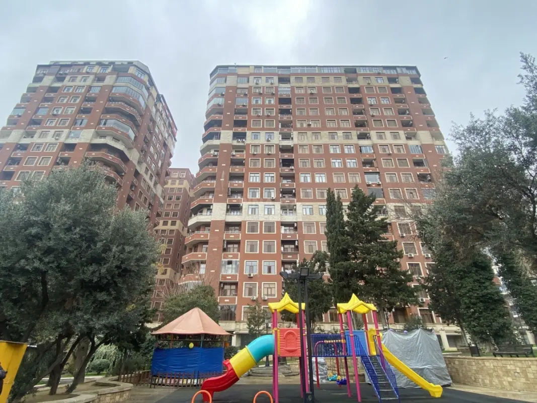 Satılır 4 otaqlı mənzil 200 m²