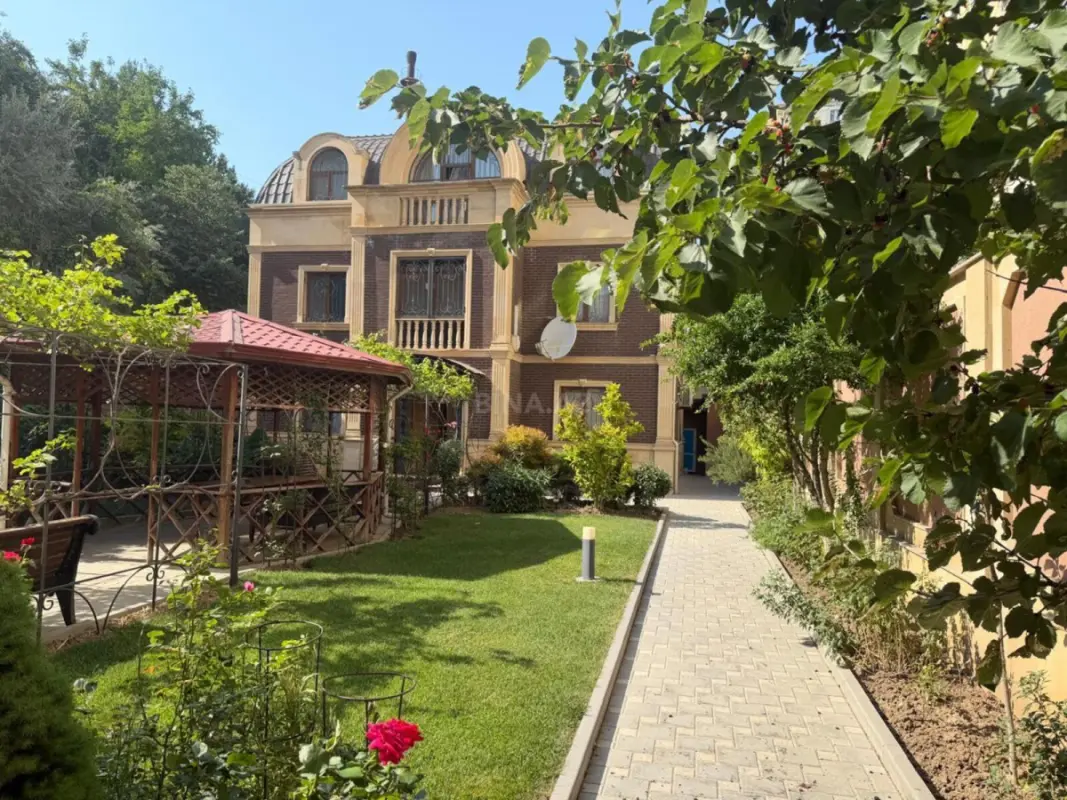 Satılır 7 otaqlı həyət evi 385 m²