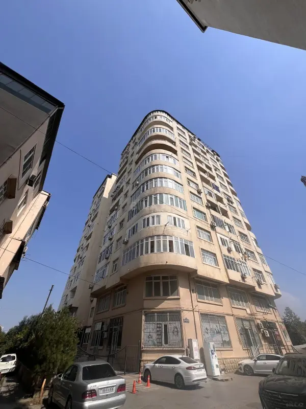 Satılır 4 otaqlı mənzil 182 m²