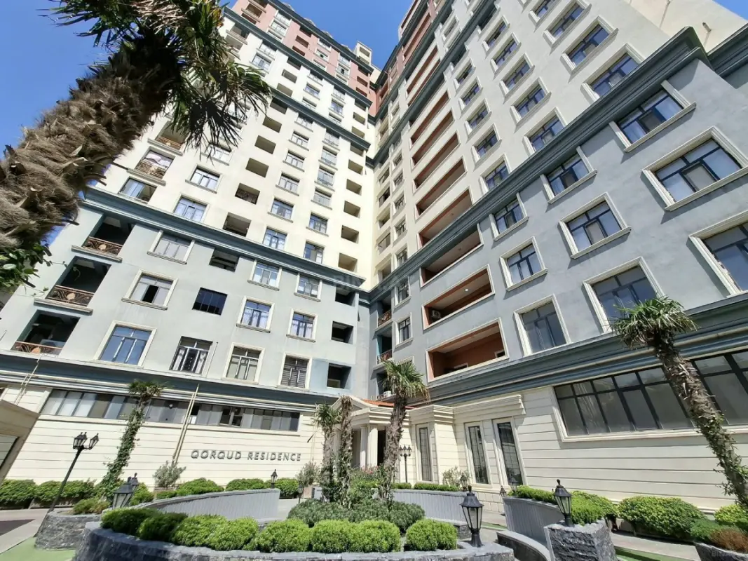 Satılır 4 otaqlı mənzil 285 m²