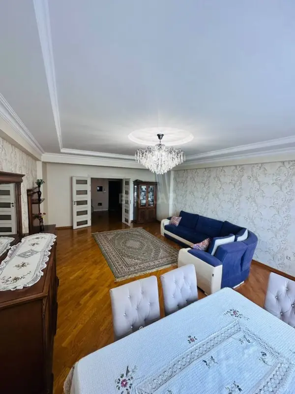 Satılır 3 otaqlı mənzil 151 m²