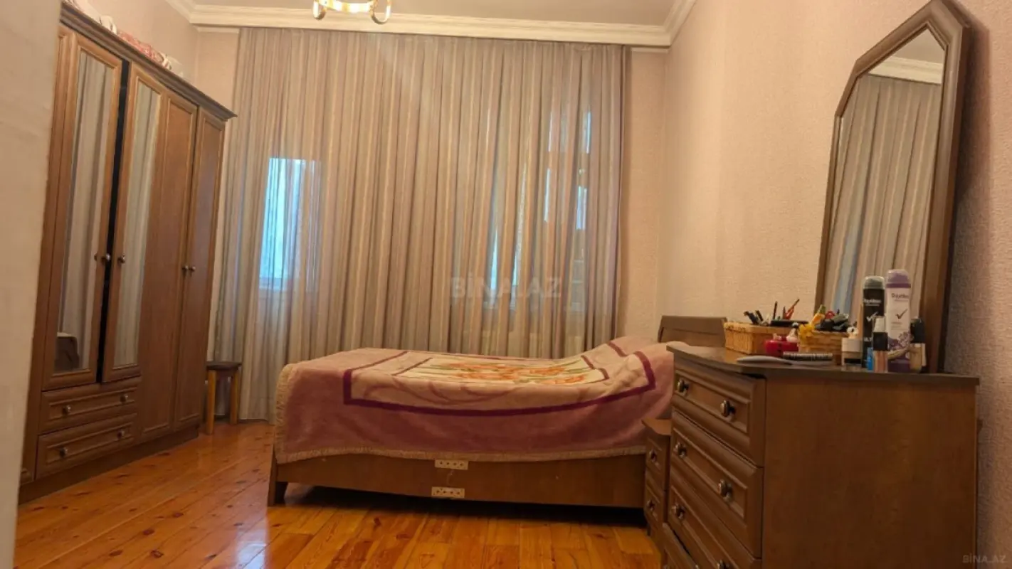 Satılır 3 otaqlı mənzil 130 m²