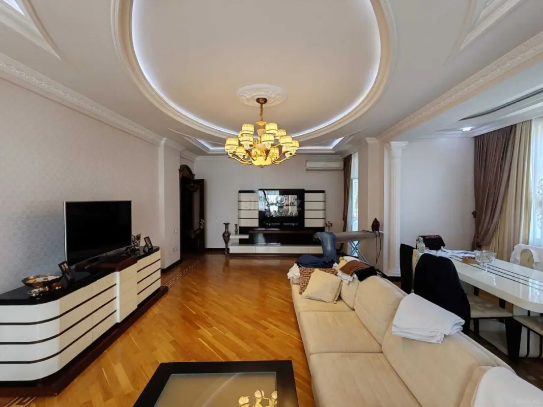Satılır 4 otaqlı mənzil 206 m²