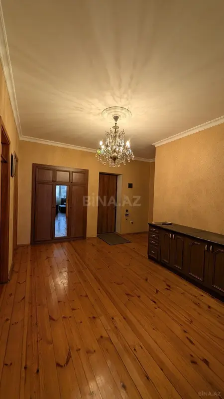 Satılır 3 otaqlı mənzil 135 m²