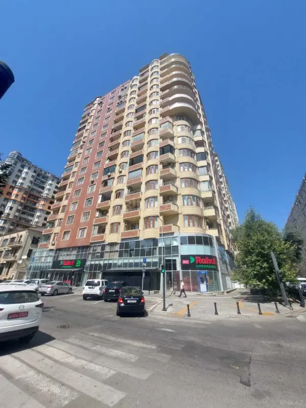 Satılır 3 otaqlı mənzil 180 m²
