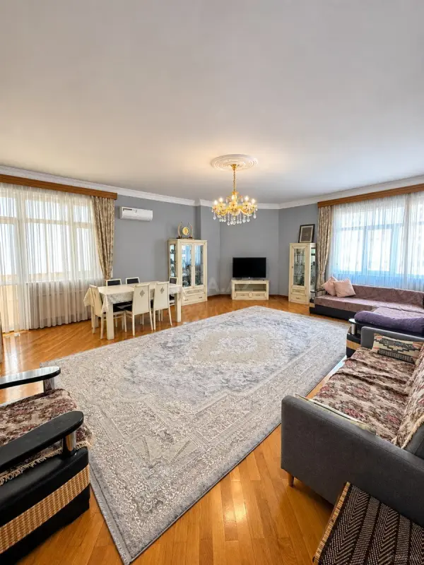Satılır 3 otaqlı mənzil 162 m²