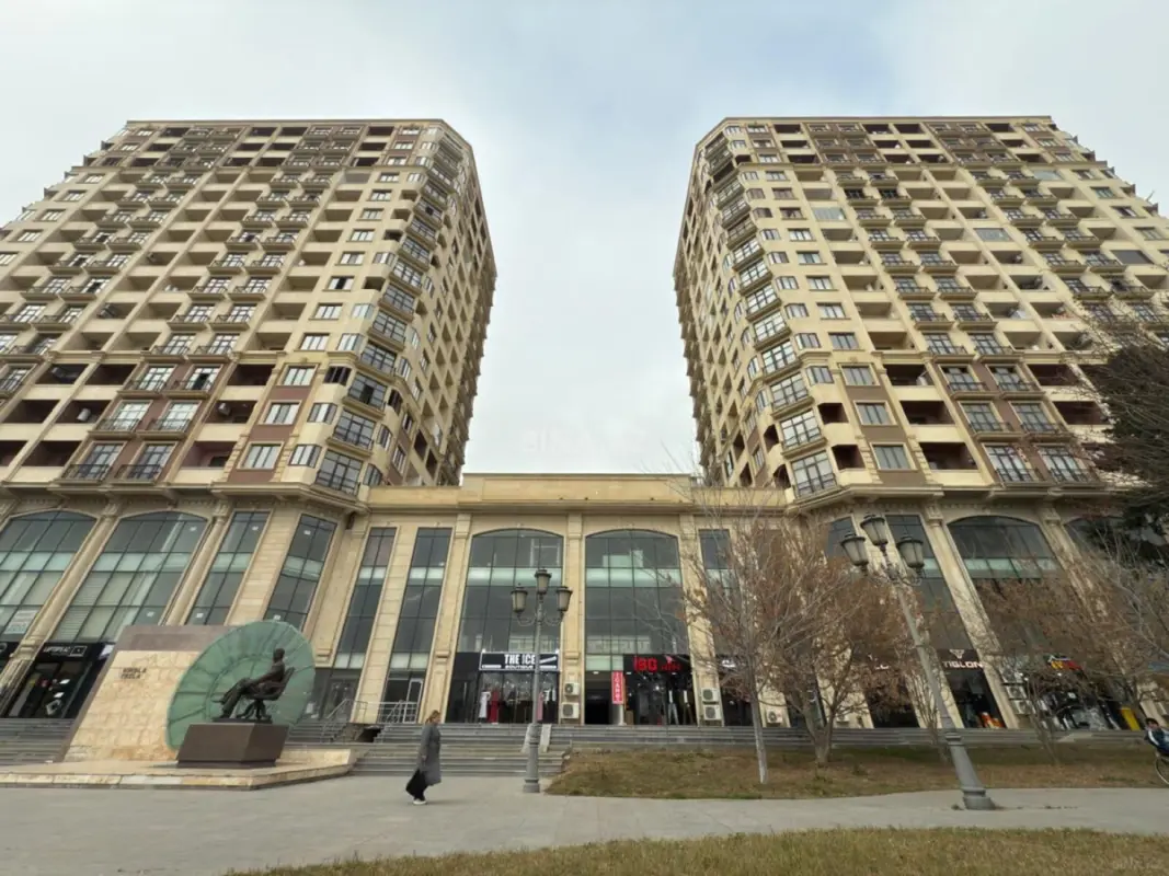 Satılır 4 otaqlı mənzil 184 m²