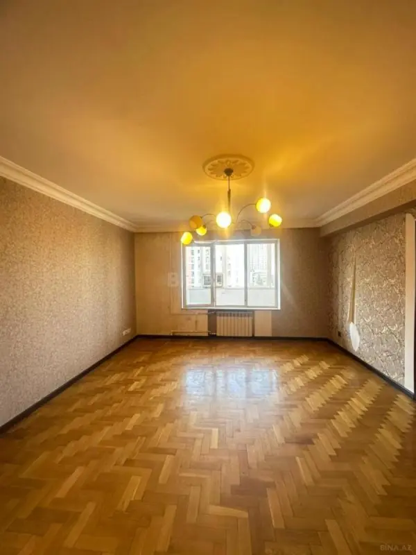 Satılır 5 otaqlı mənzil 180 m²