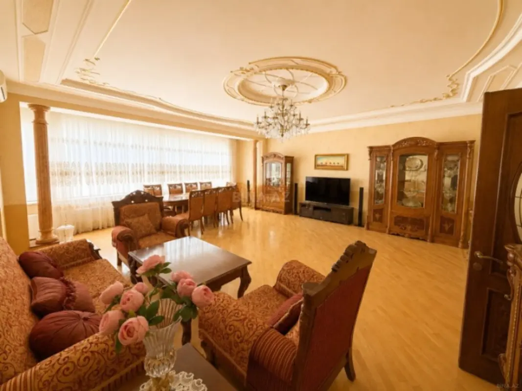 Satılır 4 otaqlı mənzil 220 m²