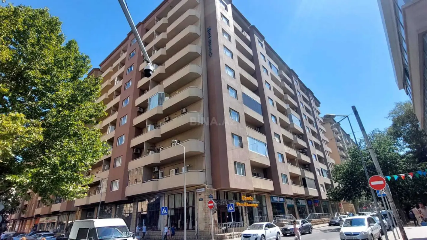 Satılır 4 otaqlı mənzil 180 m²