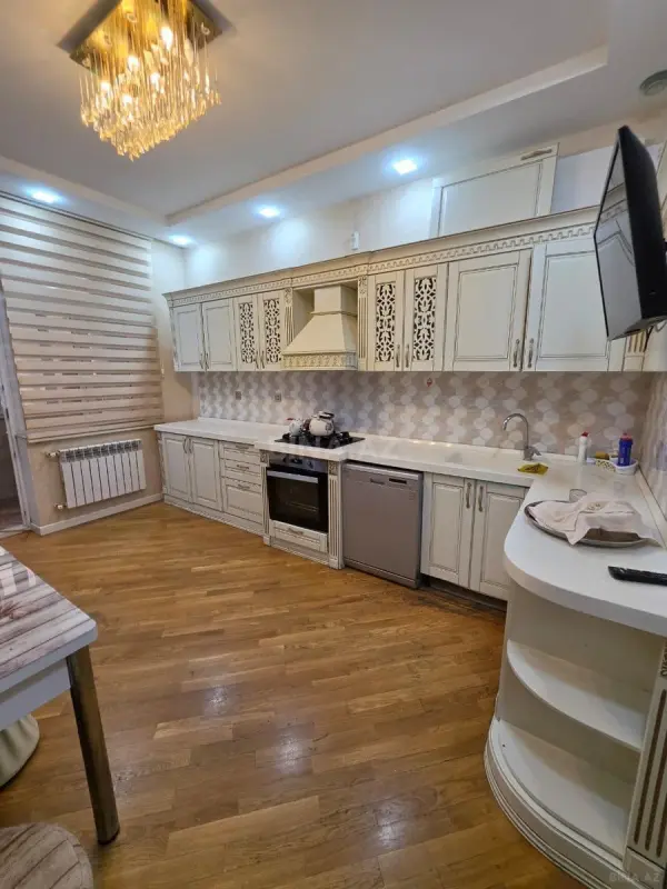 Kirayə verilir 3 otaqlı mənzil 137 m²