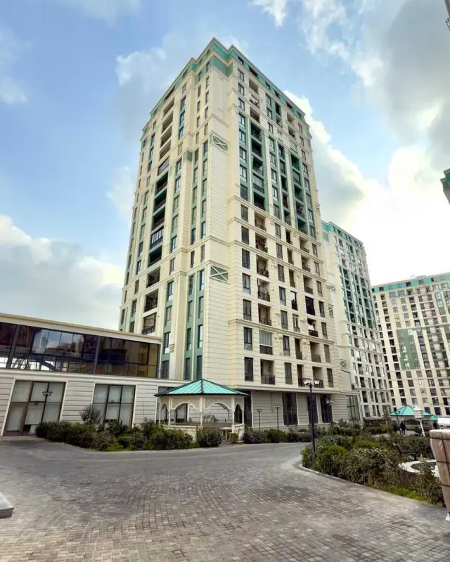 Satılır 4 otaqlı mənzil 220 m²