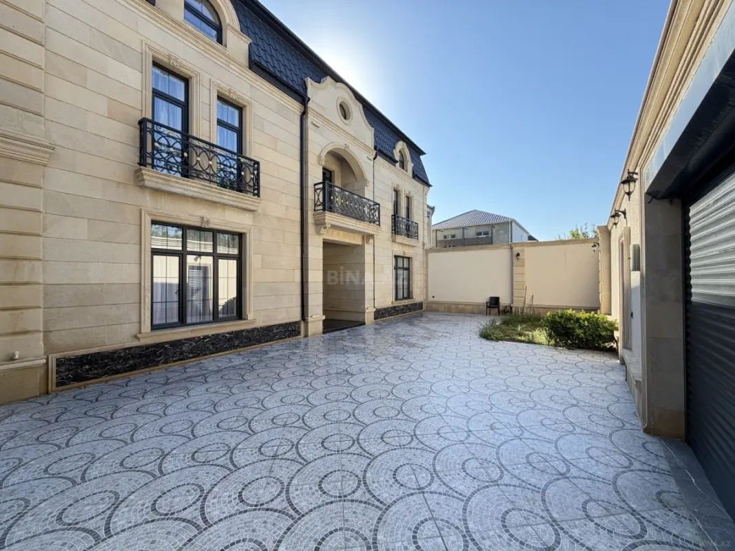 Satılır 12 otaqlı həyət evi 611 m²