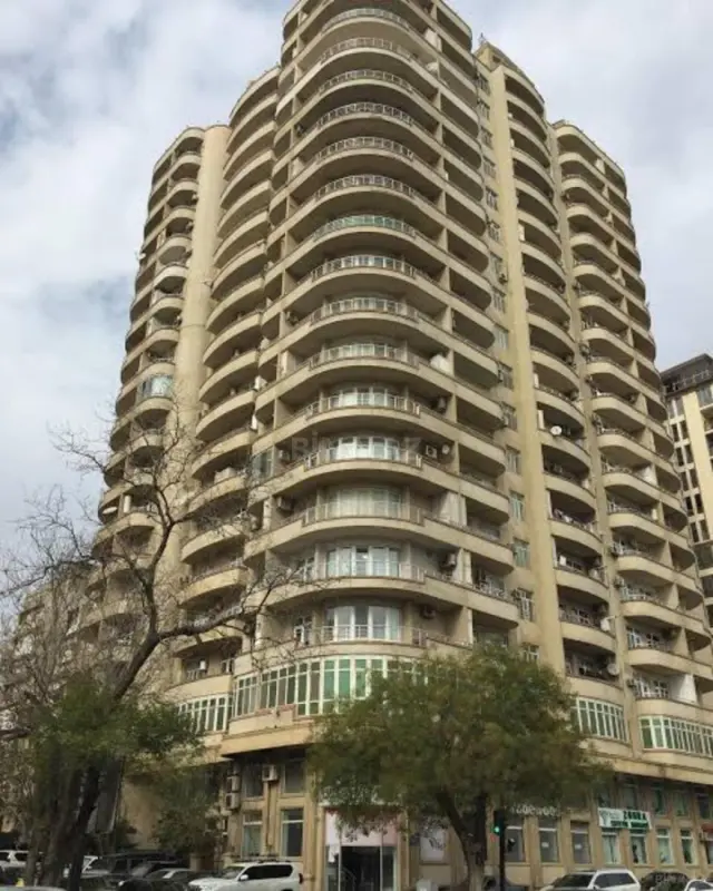 Satılır 4 otaqlı mənzil 143 m²