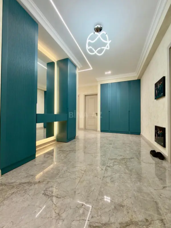 Satılır 4 otaqlı mənzil 140 m²