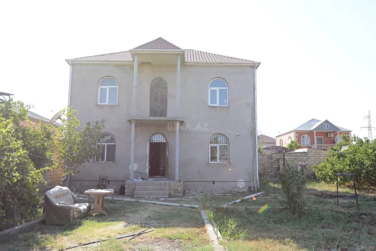 Satılır 5 otaqlı həyət evi 240 m²