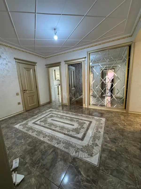 Kirayə verilir 4 otaqlı mənzil 160 m²