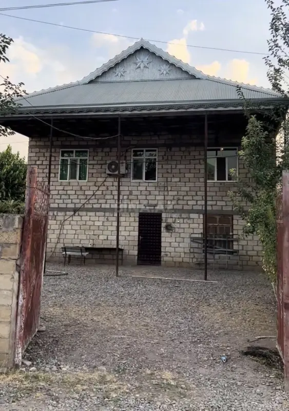 Satılır 10 otaqlı həyət evi 130 m²