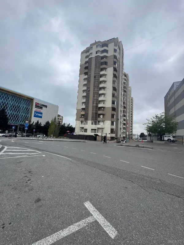Satılır 3 otaqlı mənzil 125 m²