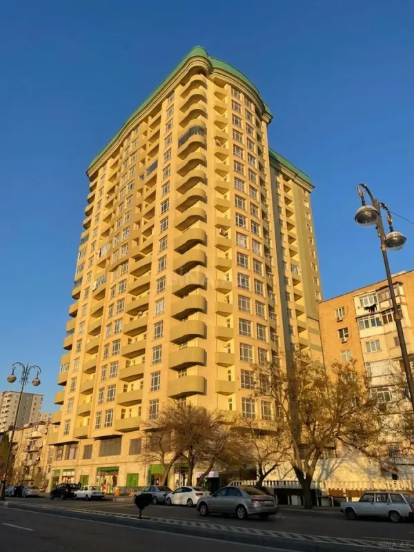Satılır 4 otaqlı mənzil 177 m²