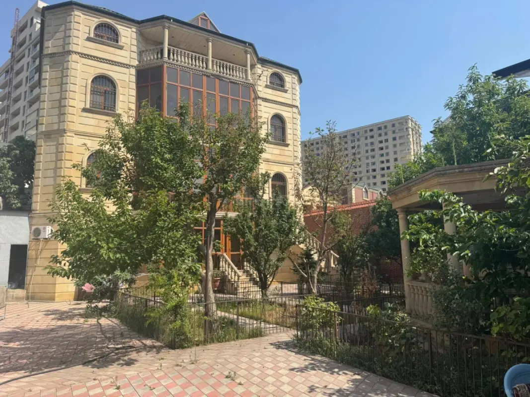 Satılır 8 otaqlı həyət evi 450 m²