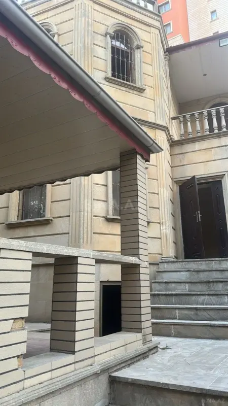 Satılır 8 otaqlı həyət evi 300 m²
