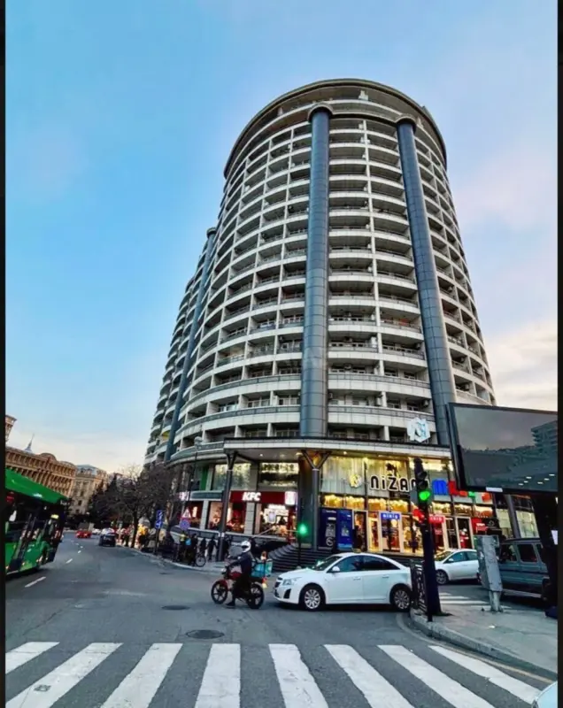 Satılır 4 otaqlı mənzil 151.8 m²