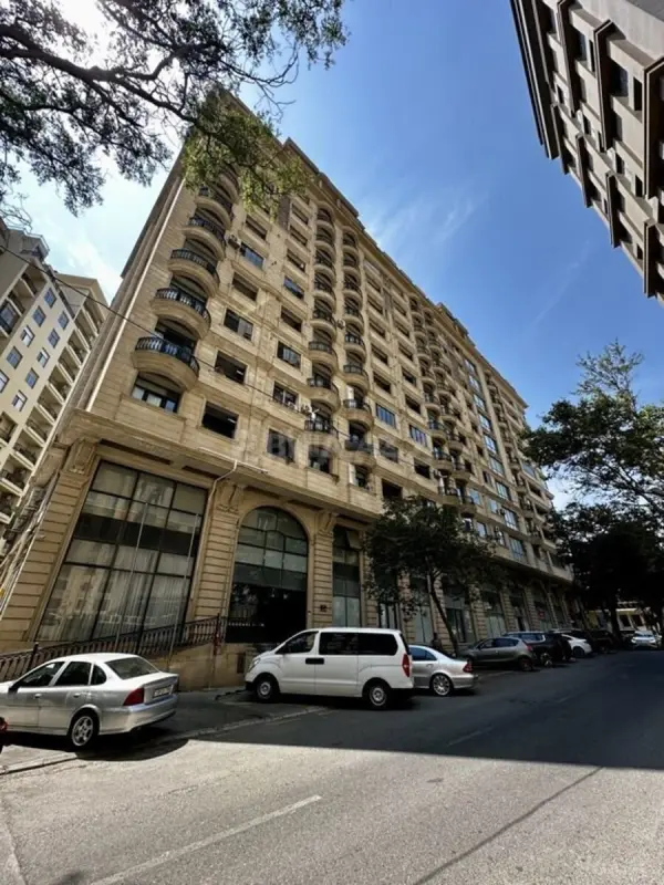Satılır 4 otaqlı mənzil 210 m²