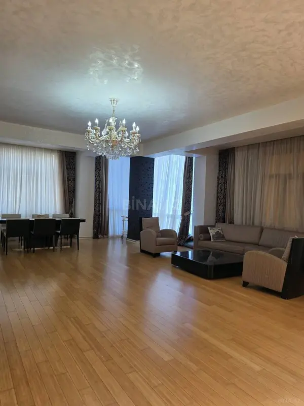 Satılır 4 otaqlı mənzil 211 m²