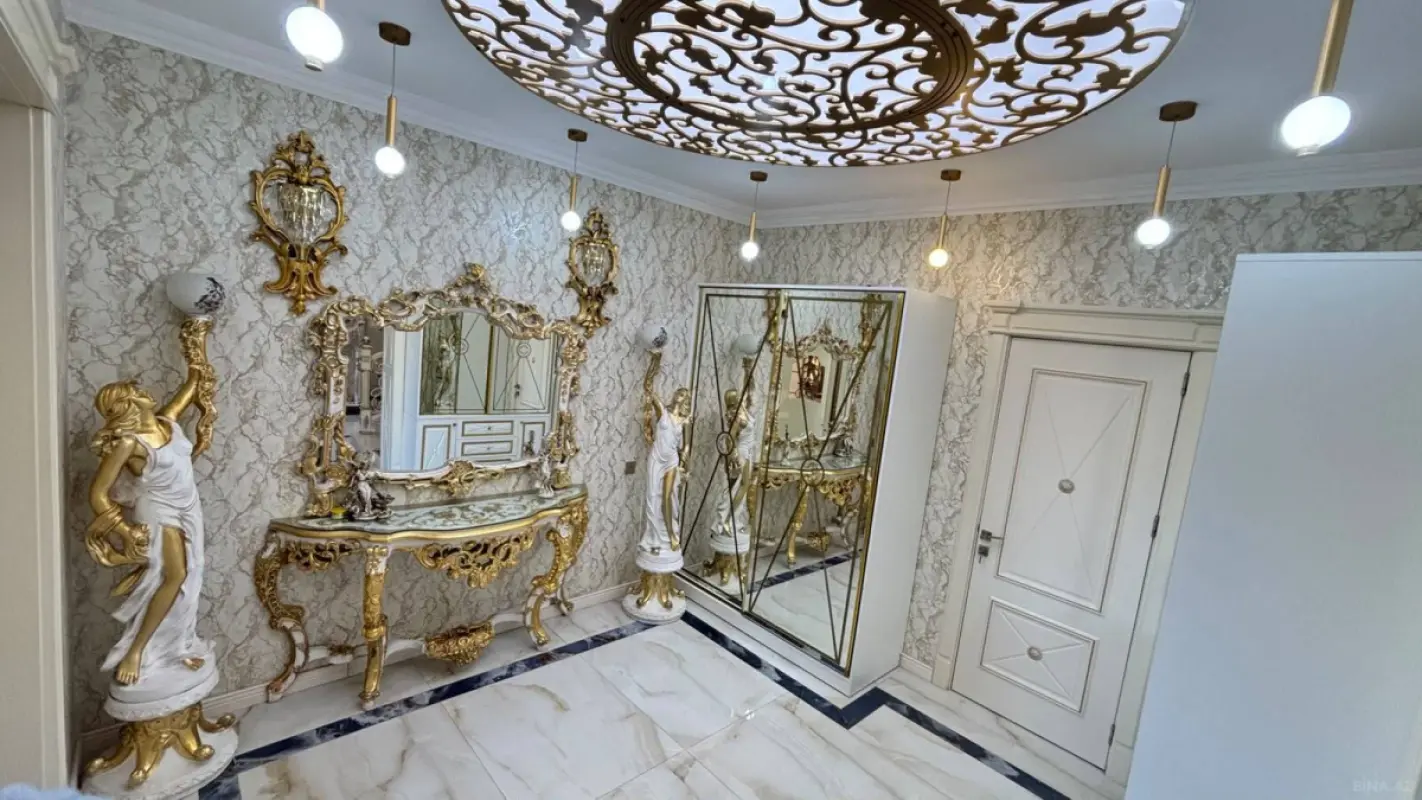Satılır 9 otaqlı həyət evi 700 m²