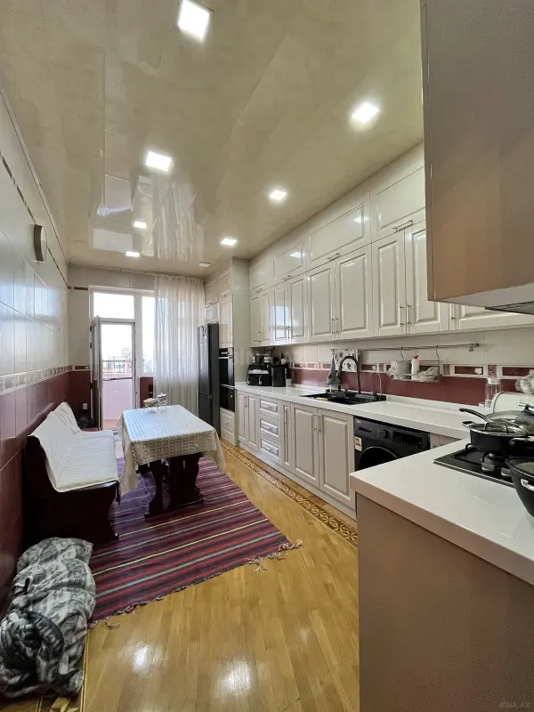 Satılır 4 otaqlı mənzil 146 m²