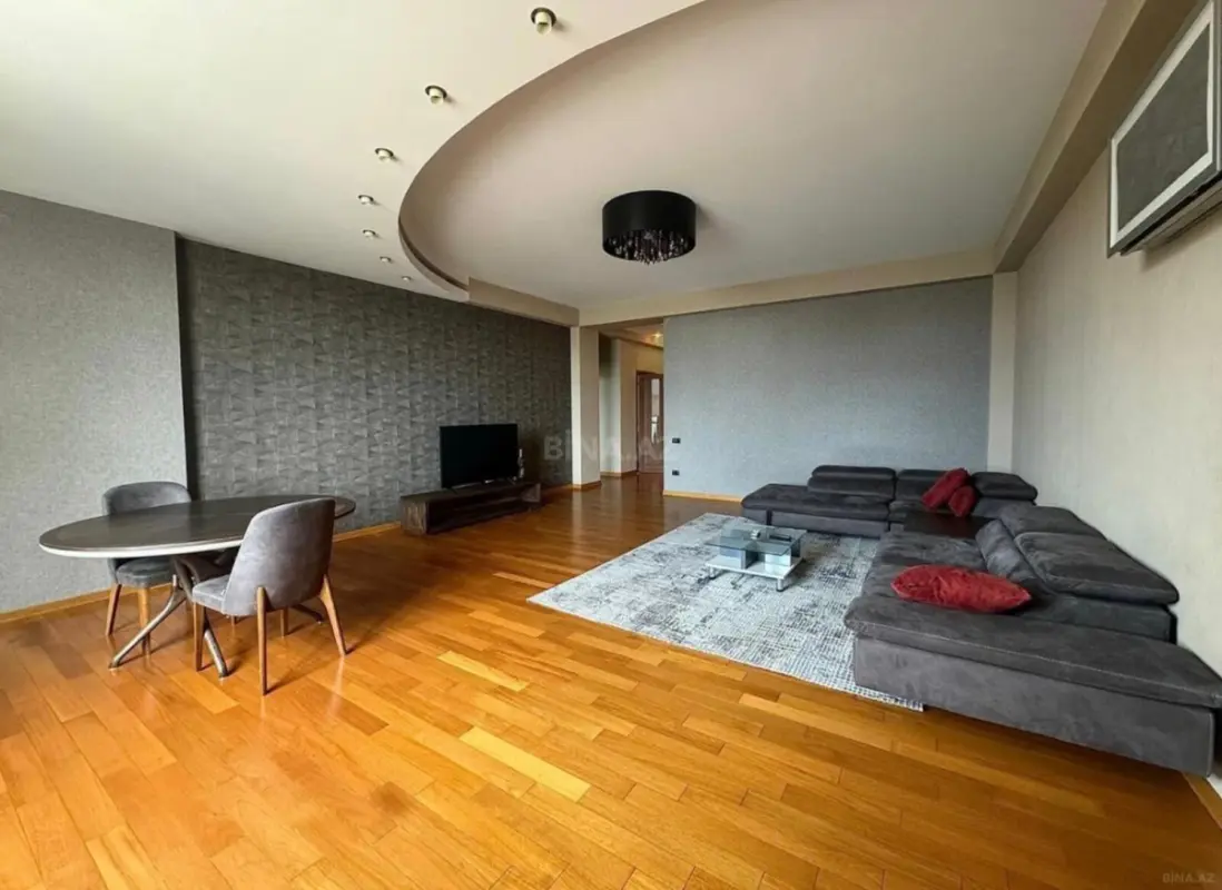 Satılır 4 otaqlı mənzil 177 m²