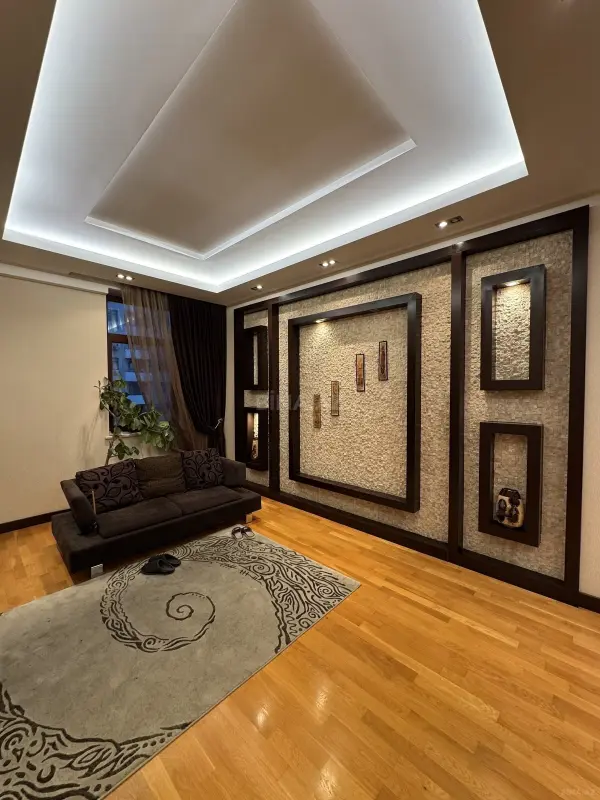Satılır 4 otaqlı mənzil 212 m²