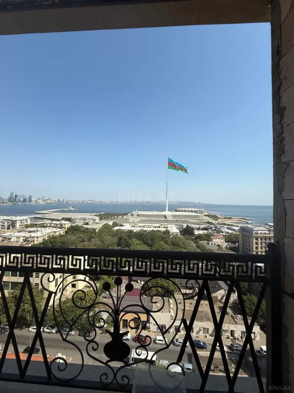 Satılır 4 otaqlı mənzil 178 m²