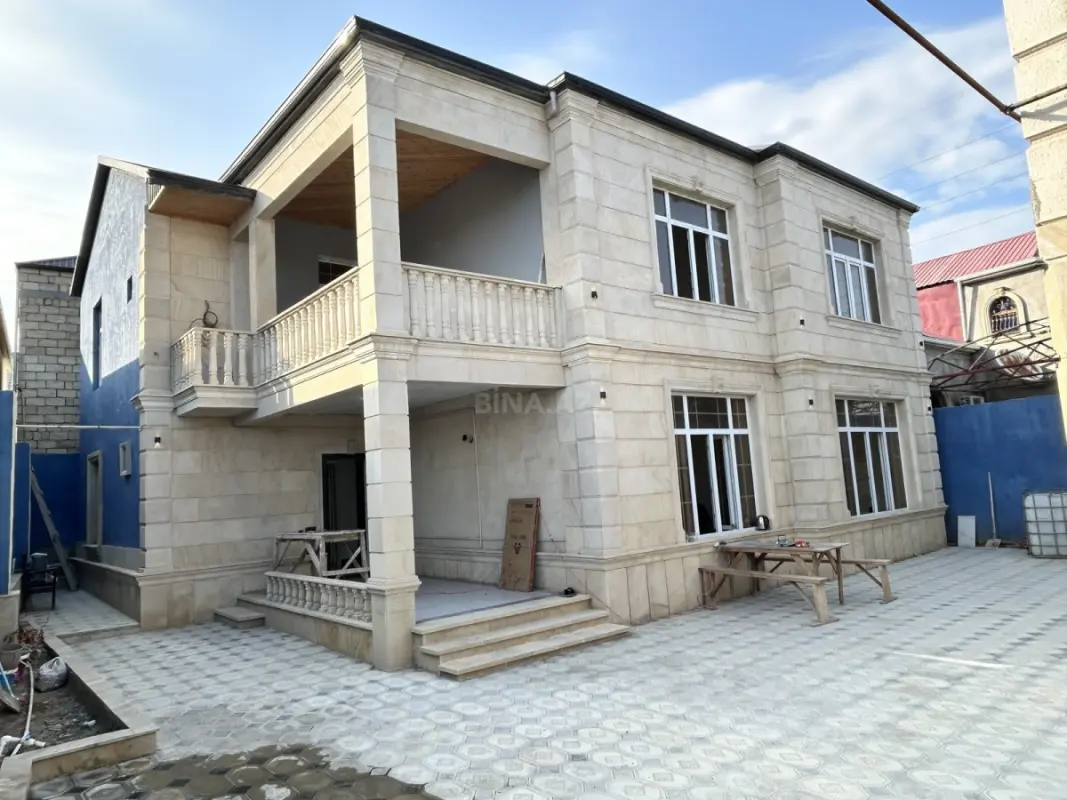 Satılır 8 otaqlı mənzil 300 m²