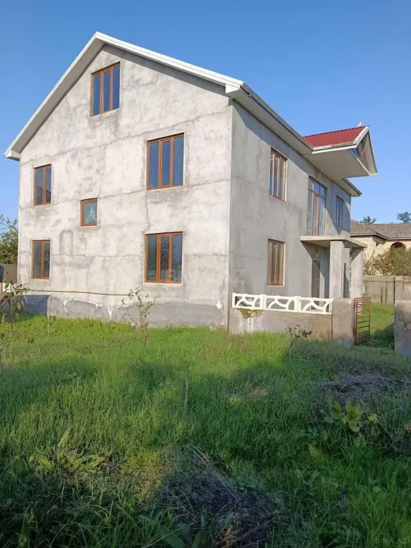 Satılır 8 otaqlı həyət evi 300 m²