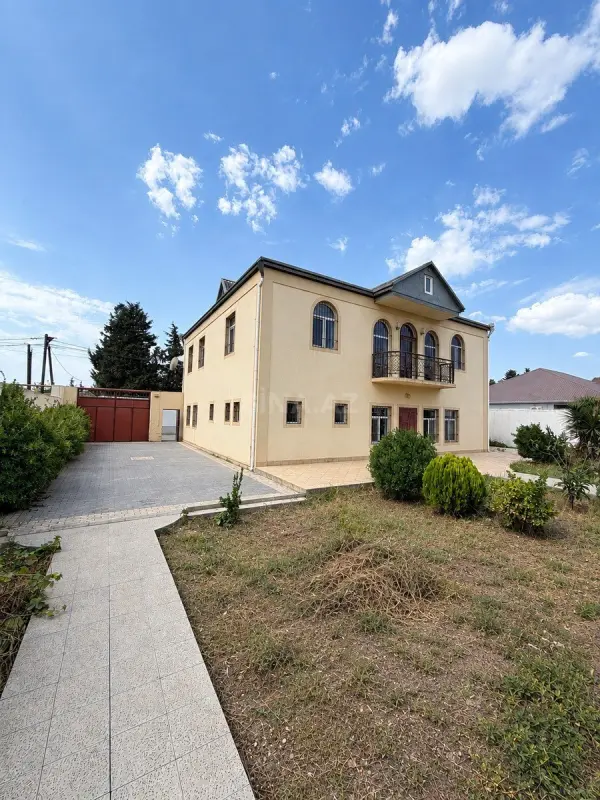 Satılır 8 otaqlı həyət evi 235 m²