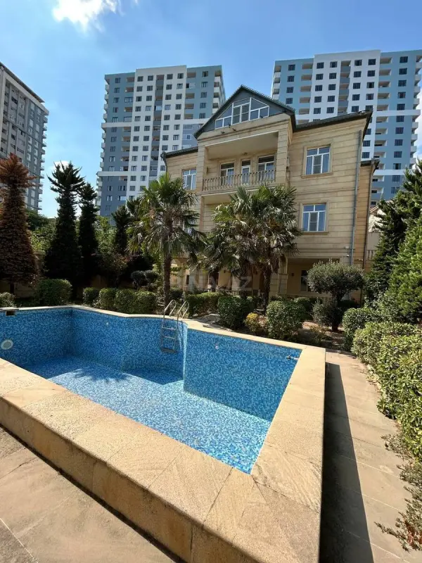 Kirayə verilir 9 otaqlı həyət evi 700 m²